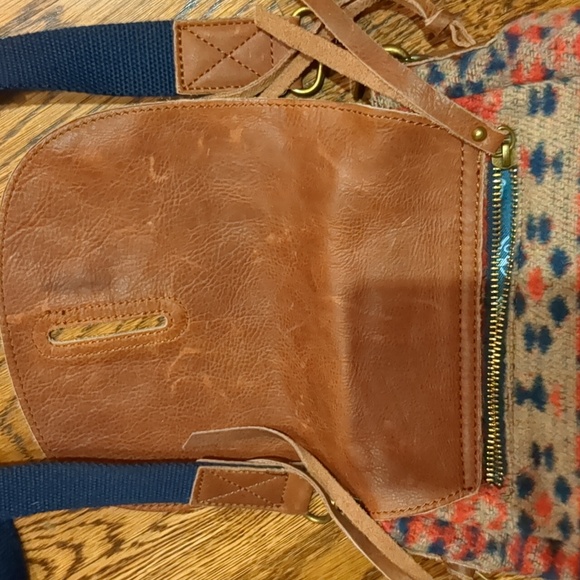 Lucky Brand southwestern crossbody with gold and leather details - Picture 9 of 15